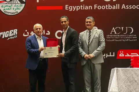 من ضمنهم محمود وفا ورباعي المونديال.. هاني أبو ريدة يسلم الشارة الدولية للحكام